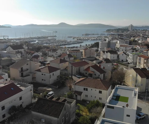 Vodice, ÚJ ÉPÍTÉSŰ penthouse tetőterasszal és tengeri panorámával, 141,80 m²