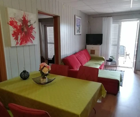 Isola di Rab, Lopar, casa polifunzionale ad uso commerciale e residenziale in posizione attraente