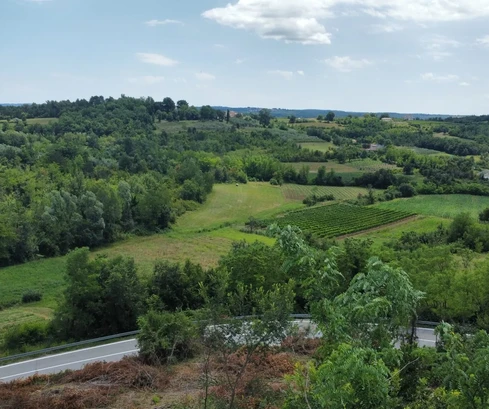 Buje, Istria – Terreno edificable con ruinas en una zona tranquila