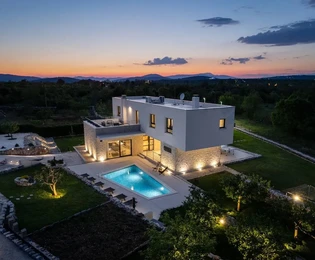 Vila s bazénem a prostornými terasami na prodej v Trilji v Chorvatsku