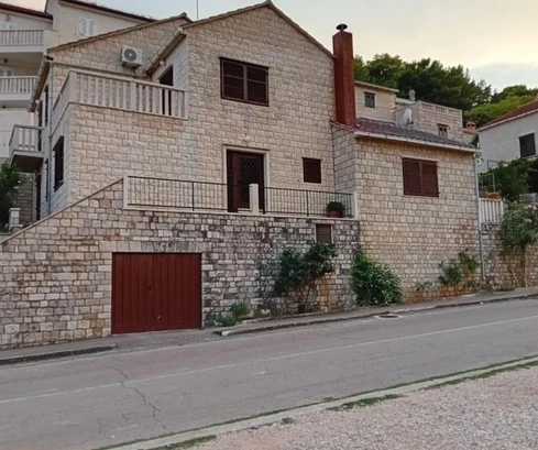 Brač, Pučišća, kamenný dům