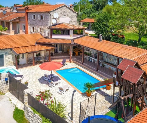 Duplex avec piscine à vendre près de Tinjan en Croatie