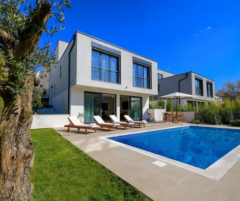 Nuova villa moderna con piscina, in zona tranquilla!