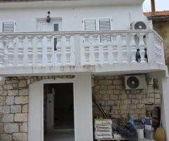 Charming Terraced House Steps from the Beach in Slatine