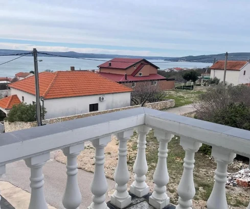 Tengerhez közeli ikerház Jasenicében eladó Horvátországban