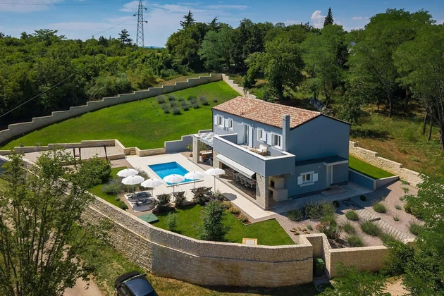 Casa indipendente con piscina in vendita a Labin in Croazia