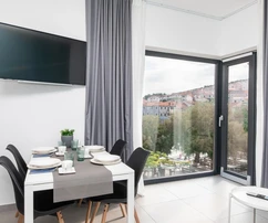 Immobilier à vendre à Postira sur Brač à seulement une rangée de la mer en Croatie