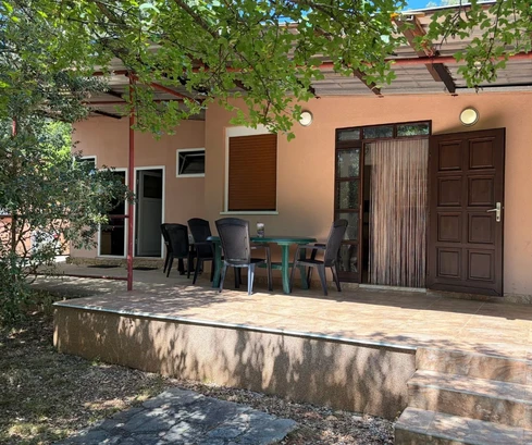 Vzácná příležitost! Pinezići, ostrov Krk - 2 budovy, 67 m², 215 000 EUR!