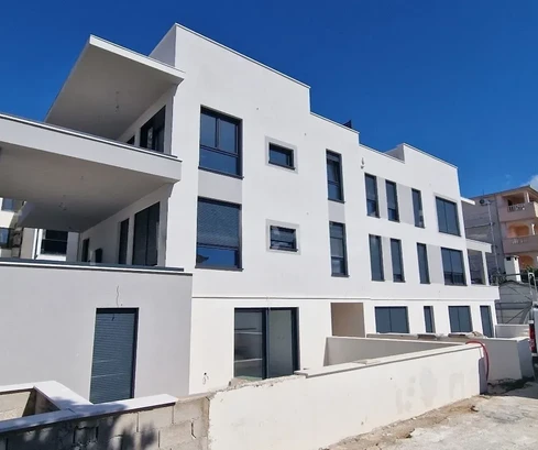 Ciovo, G kerület, 2 hálószobás apartman 89 m2 + 132 m2 kert + 15 m2 úszómedence