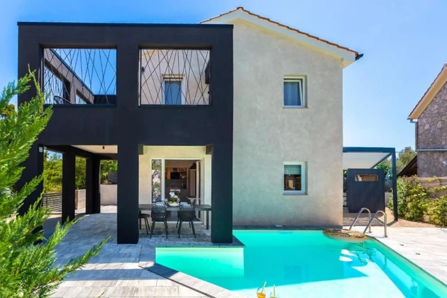 Krk, Dobrinj, moderný dvojdom s bazénom a saunou, 107 m², záhrada 315 m²