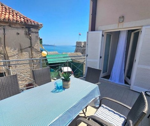 Appartement 2 Chambres en Bord de Mer avec Grande Terrasse à Kastela