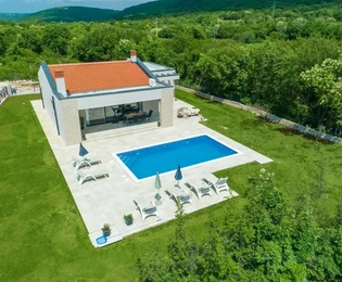 Istria, Labin – Moderna casa su un unico livello con piscina