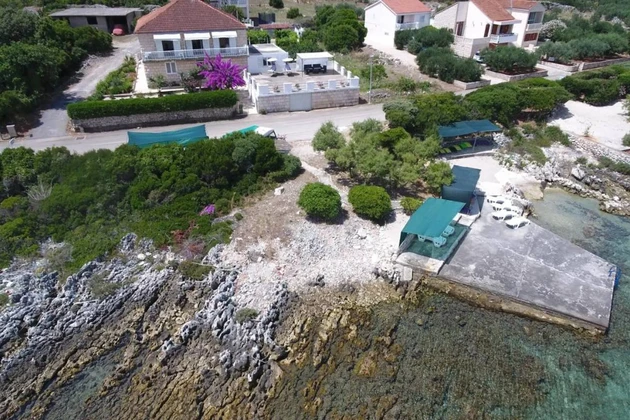 Dom s bazénom na predaj priamo pri mori na ostrove Korčula v Chorvátsku