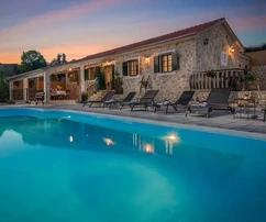 Una moderna interpretazione di una villa in pietra con vista mare - Rogoznica