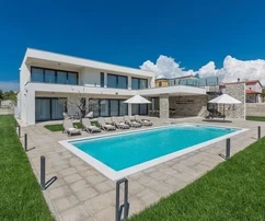 Дом Новиград, 248 м²