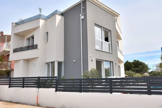 Vodice – zariadený dvojpodlažný byt so záhradou, 850 m od mora