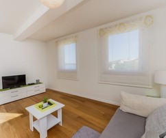 Przestronne dwupokojowe mieszkanie tuż przy morzu w Kaštelach