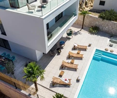 Villa moderna con piscina en venta en Podstrana, Croacia