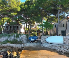 Casa al mare in vendita a Milna sull'isola di Brač in Croazia