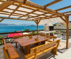 Maison au bord de la piscine à vendre sur l'île de Čiovo à Slatine en Croatie