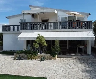 Casa multifamiliar con jardín en el lado sur a 90 metros del mar