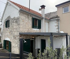 Istra, Sveti Petar u Šumi: Kamena kuća s dvorištem