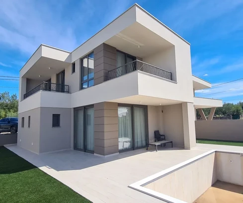 VILLA URBAINE EXCLUSIVE NEUVE, SITUÉE DANS UN ENDROIT CALME !