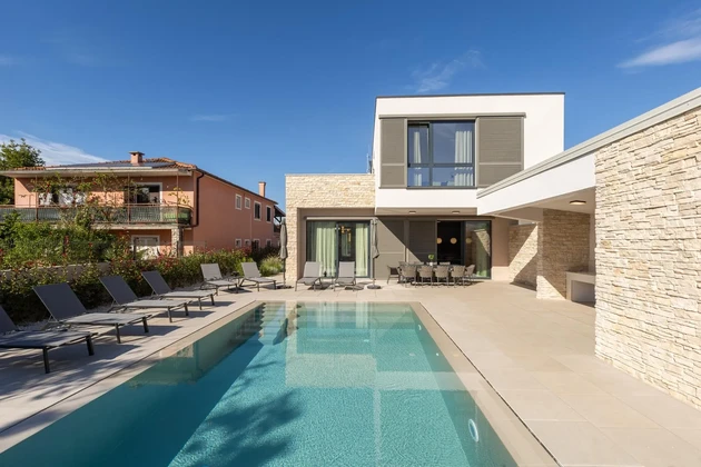 Maison moderne avec piscine disponible à Umag Finida en Croatie