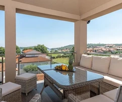 Hermoso edificio de apartamentos con piscina cerca del mar, Istria, Medulin