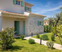 Modern villa medencével Višnjanban eladó Horvátországban