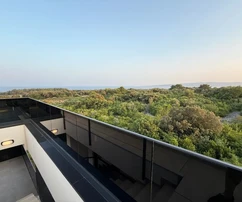 DWUPOZIOMOWY APARTAMENT Z BASENEM NA DACHU I WIDOKIEM NA MORZE, 450 M OD PLAŻY!