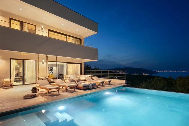 Modern villa medencével eladó Labinban Horvátországban