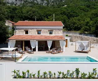 MAISON EN PIERRE DE LUXE AVEC PISCINE CHAUFFÉE ET JARDIN, DANS UN ENDROIT CALME !