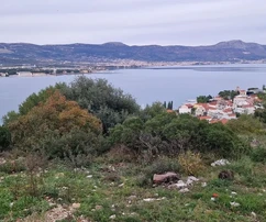 Trogir, Mastrnika, parcela edificable de 1200 m2, vistas abiertas al mar