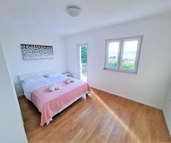 Brač szigetén tágas ház lenyűgöző tengeri panorámával és nagy telekkel