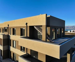 Apartamento de tres habitaciones con vista al mar y terraza cubierta