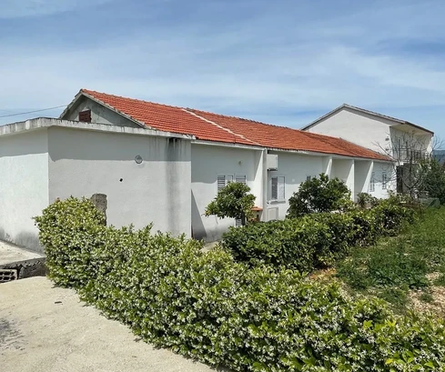 Trogir, Divulje, piano terra 161 m2 con giardino 485 m2, a 700 m dal mare