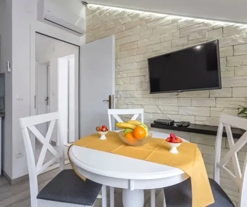 Brač, Milna, radový dom 130 m2 so 4 obytnými jednotkami, druhý rad od mora