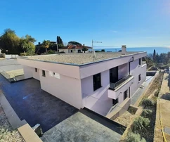 NOVÁ SAMOSTATNÁ VILA SE TŘEMI APARTMÁNY A VÝHLEDEM NA MOŘE, 200 M OD PLÁŽE!