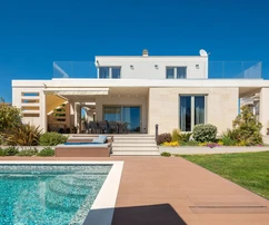 Primoštenben medencés és kerttel rendelkező villa eladó Horvátországban