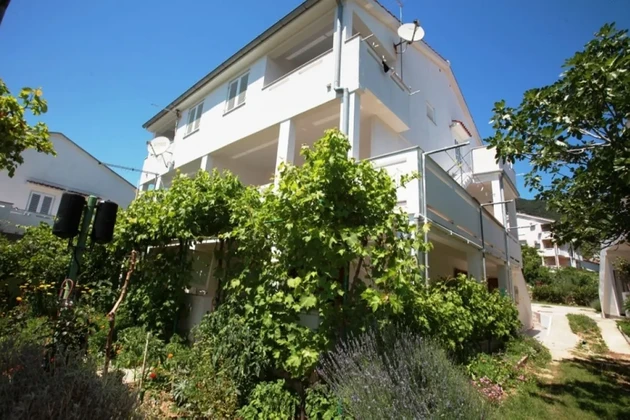 SEMI-DETACHED HOUSE WITH FOUR RESIDENTIAL UNITS AND SEA VIEW, 350 M FROM THE BEACH!