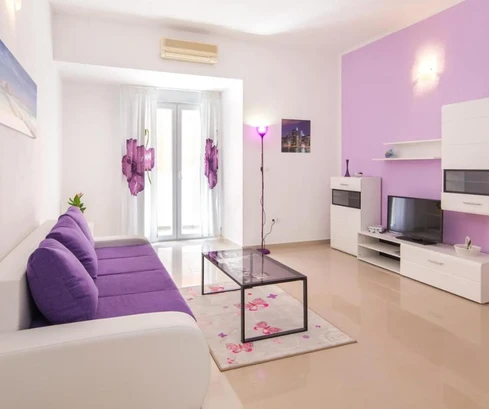 Apartamento de dos dormitorios con piscina en venta en Podstrana, Croacia