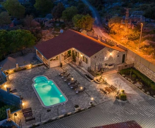 Une interprétation moderne d'une villa en pierre avec vue sur la mer - Rogoznica