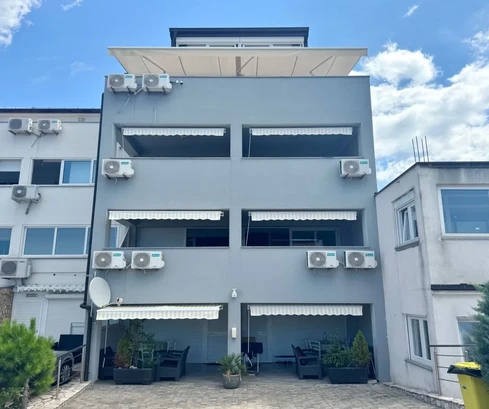 Attraente edificio residenziale con sei appartamenti e un attico, a 1000 m dal mare!