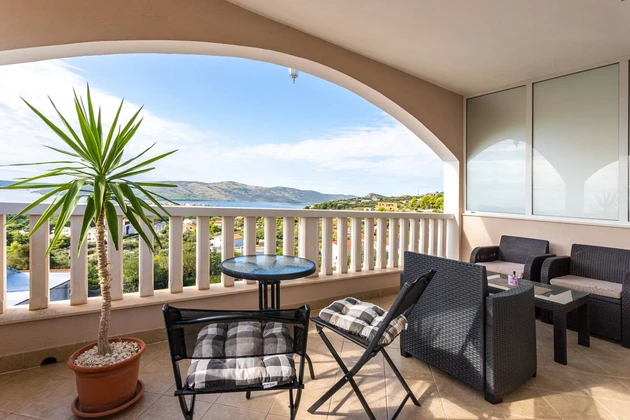 Apartmenthaus in Seget Vranjic mit Meerblick zu verkaufen in Kroatien