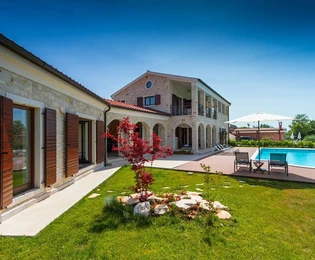 Lussuosa villa in pietra con piscina in vendita a Tinjan in Croazia