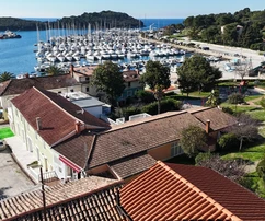 Vrsar, Maison attrayante sur trois étages avec vue sur le port et la mer