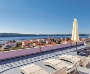 Villa mit mehreren Wohnungen auf der Insel Rab zu verkaufen in Kroatien