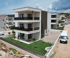 Vodice – Luxus S3-as apartman panorámás tengeri kilátással, 300 m-re a strandtól