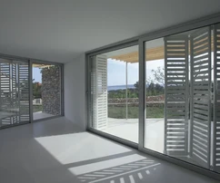 APARTMÁN SO ZÁHRADOU A VÝHĽADOM NA MORE, NA TICHOM MIESTE!